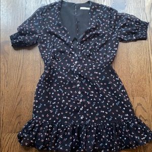 East order size medium low v short sleeve dress